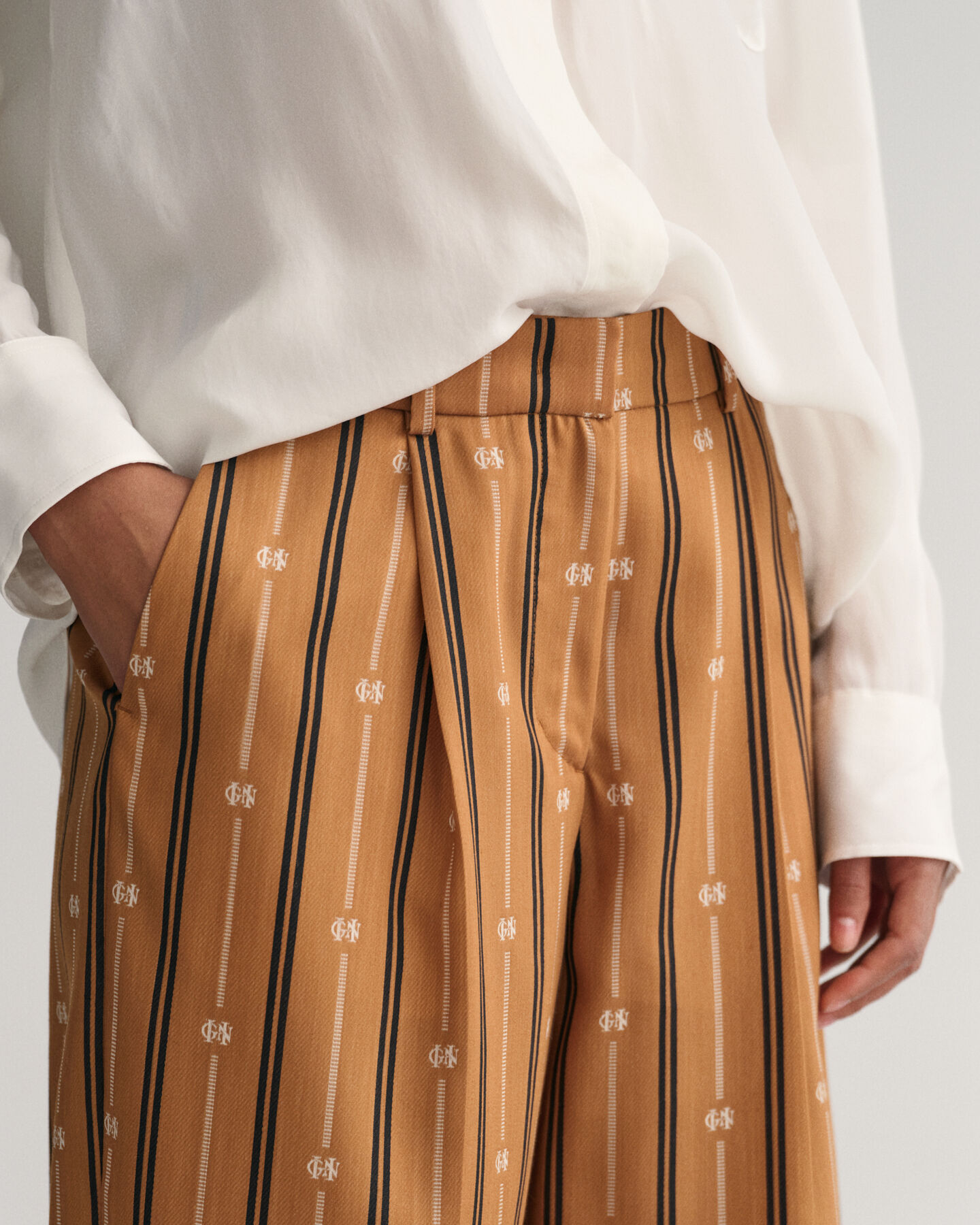 Relaxed fit ‑mitoitetut Monogram-raitahousut