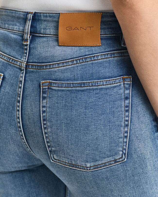 Slim fit ‑mitoitetut erittäin joustavat farkut