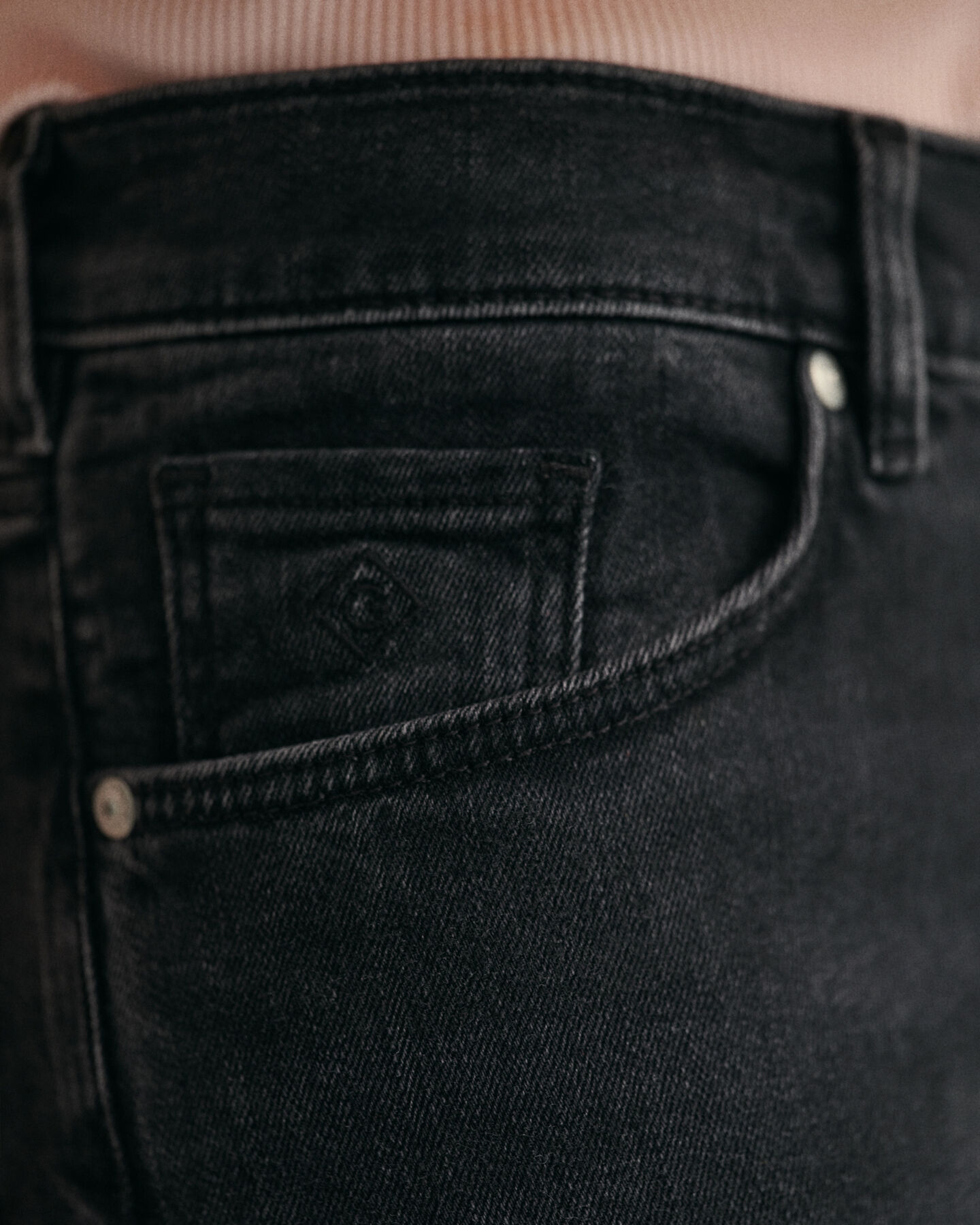 Teen Girls ‑malliston eritt&auml;in kapealahkeiset farkut