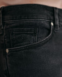 Teen Girls ‑malliston eritt&auml;in kapealahkeiset farkut