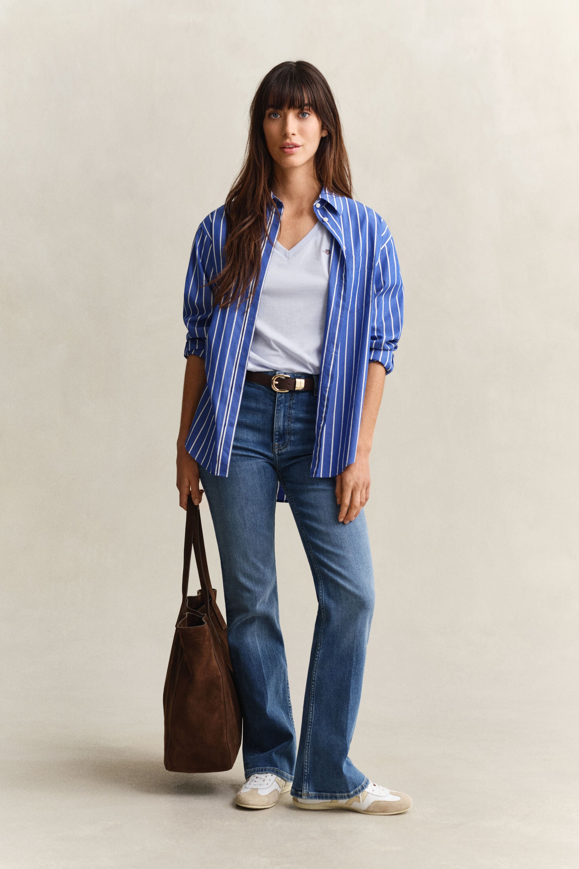 Shield-t‑paita, jossa v-pääntie