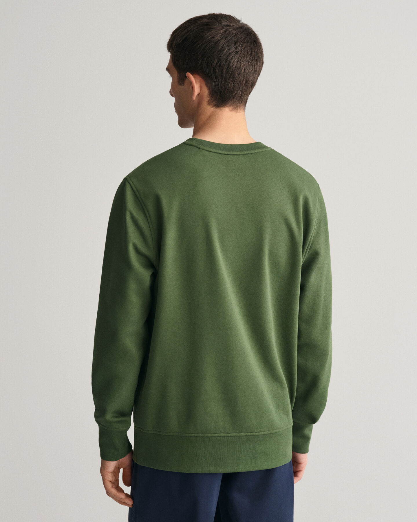 Py&ouml;re&auml;ll&auml; p&auml;&auml;ntiell&auml; ja painatuksella varustettu collegepaita