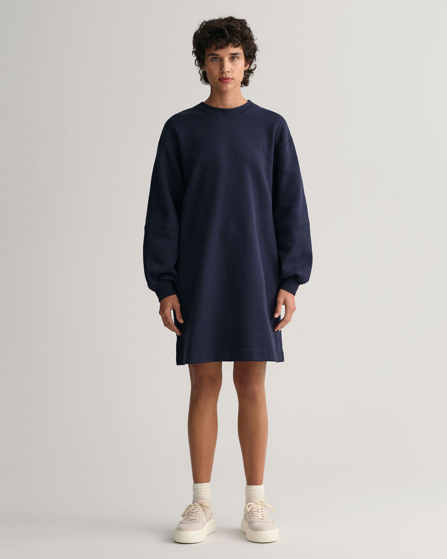 Logolla varustettu v&auml;lj&auml; pitk&auml;hihainen mekko