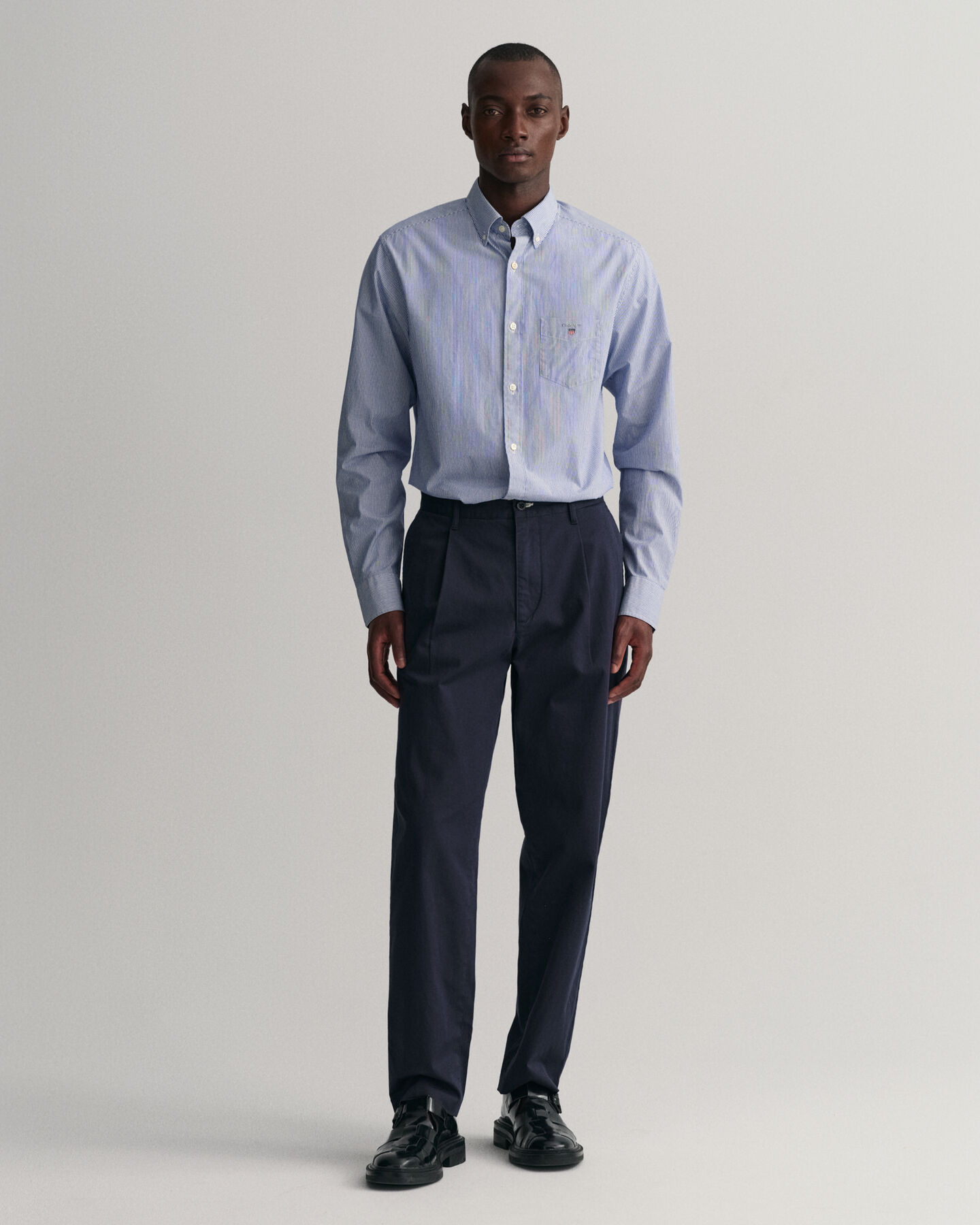 Slim fit ‑mitoitetut, laskokselliset tvillichinot