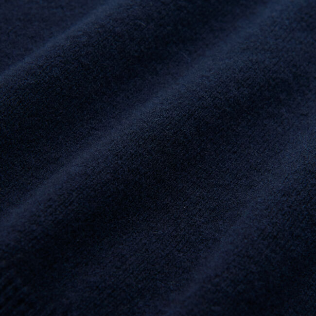 Neulepusero erittäin hienoa lampaanvillaa, pyöreä pääntie