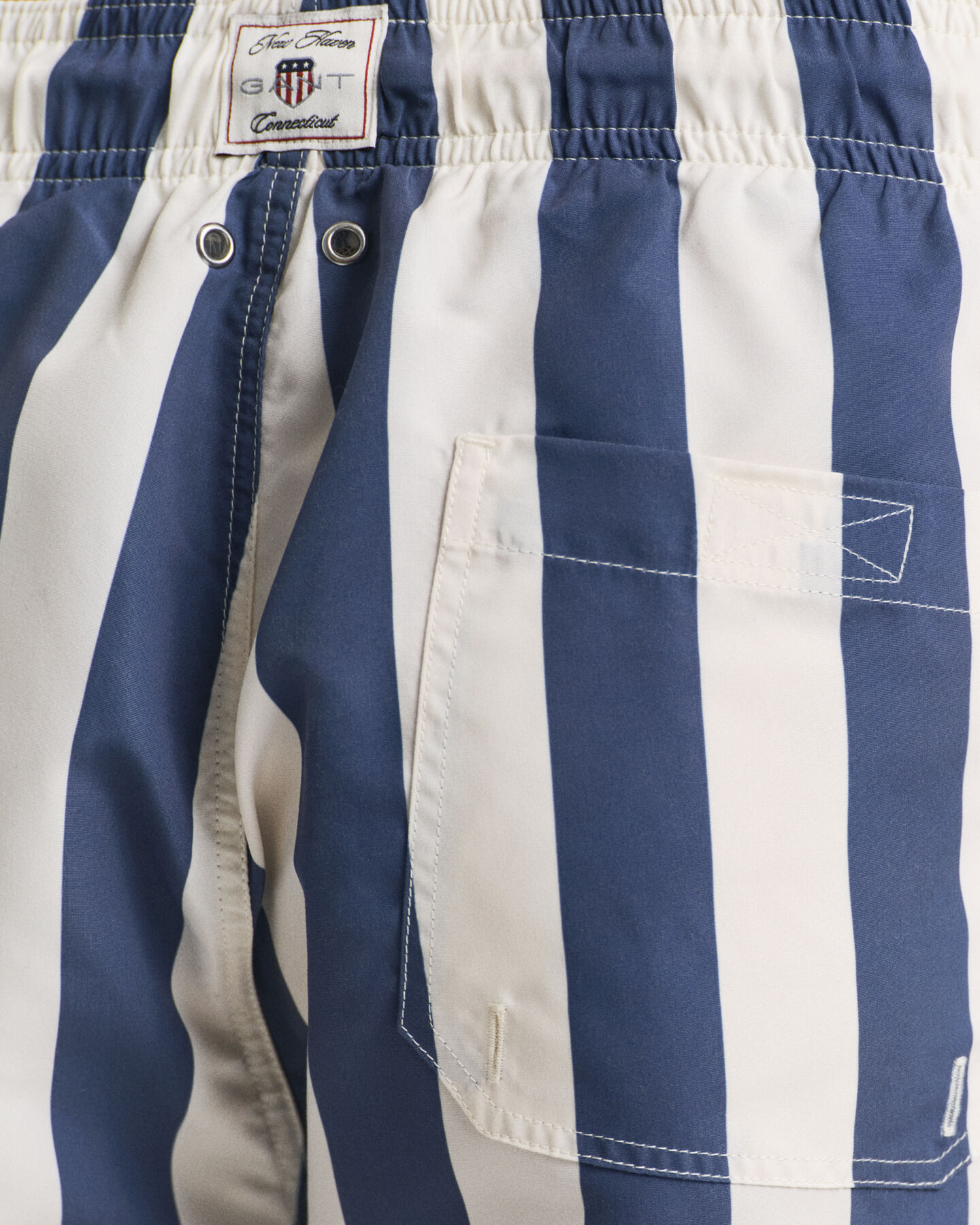 Leveäraitaiset uimashortsit