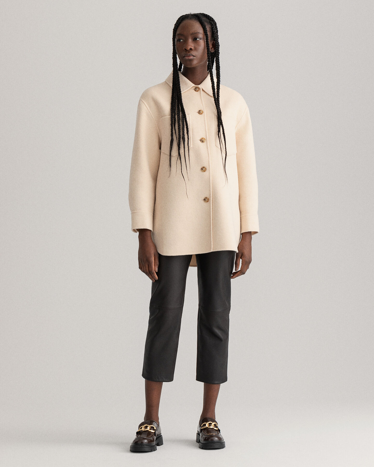 K&auml;sin tikattu paitatakki