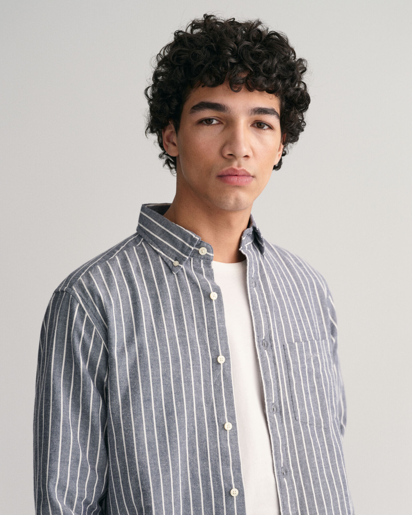 Regular&nbsp;fit ‑mitoitettu raidallinen paita harjatusta oxford-kankaasta