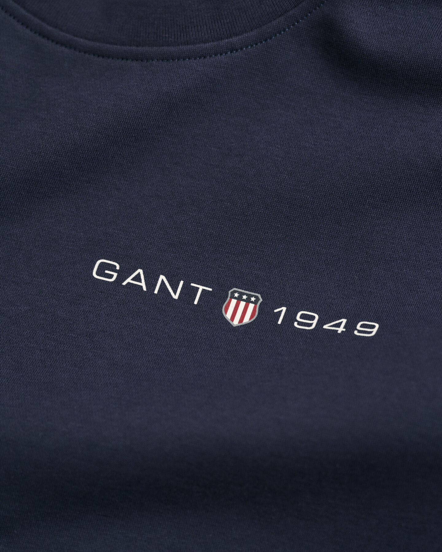 Py&ouml;re&auml;ll&auml; p&auml;&auml;ntiell&auml; ja painatuksella varustettu collegepaita