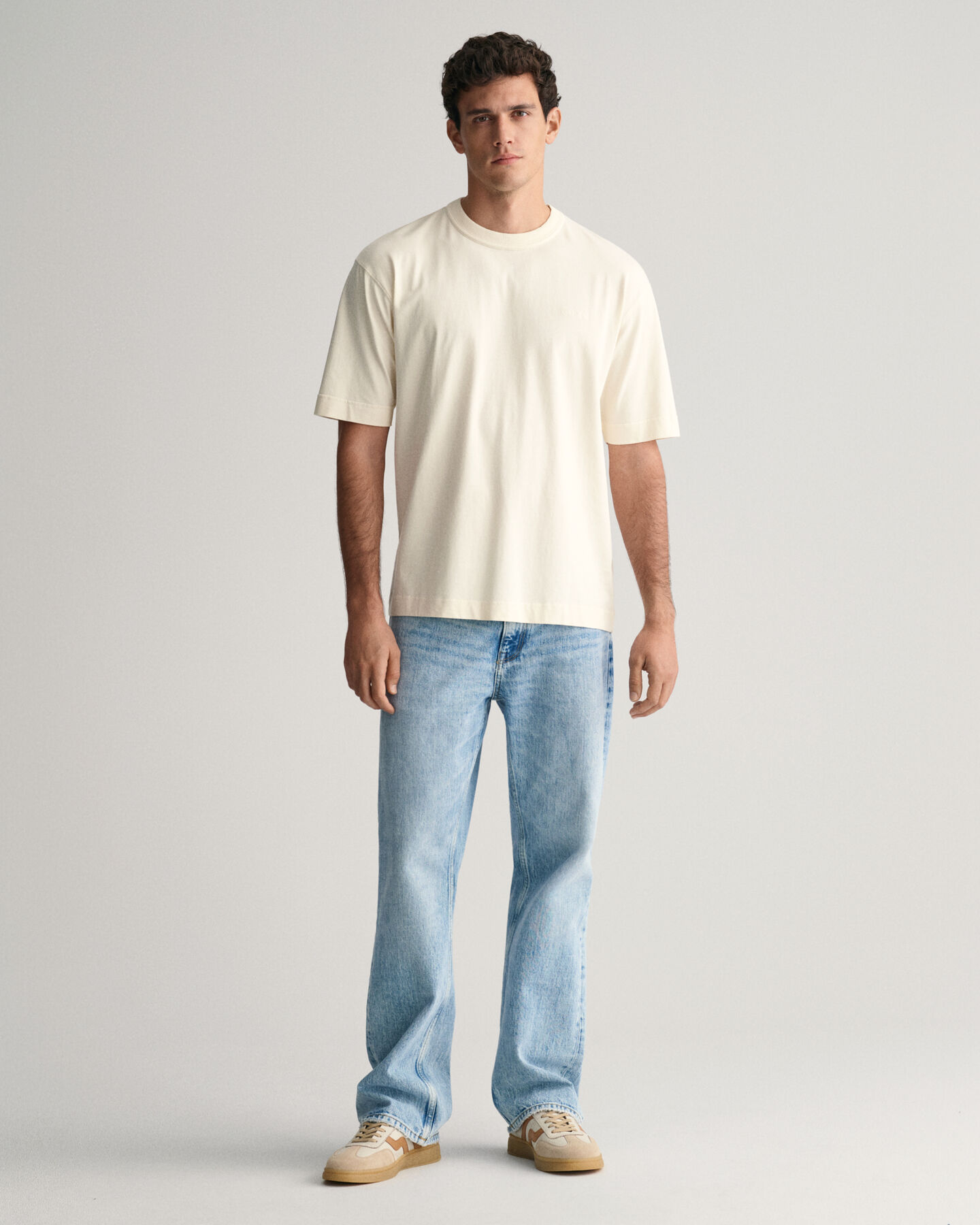 Loose fit -mitoitetut leveälahkeiset farkut