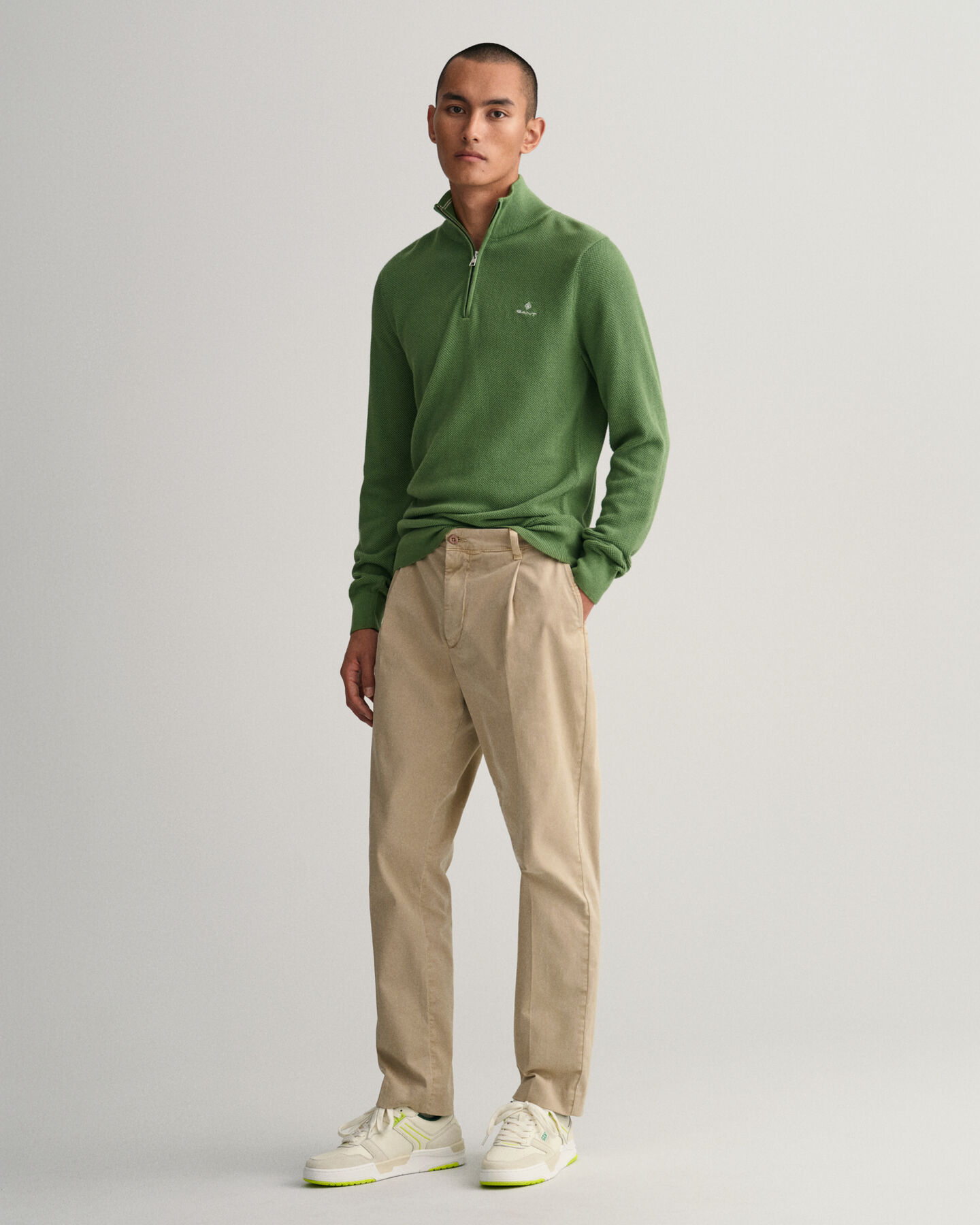 Puuvillapikeekankaasta tehty neulepusero puolivetoketjulla