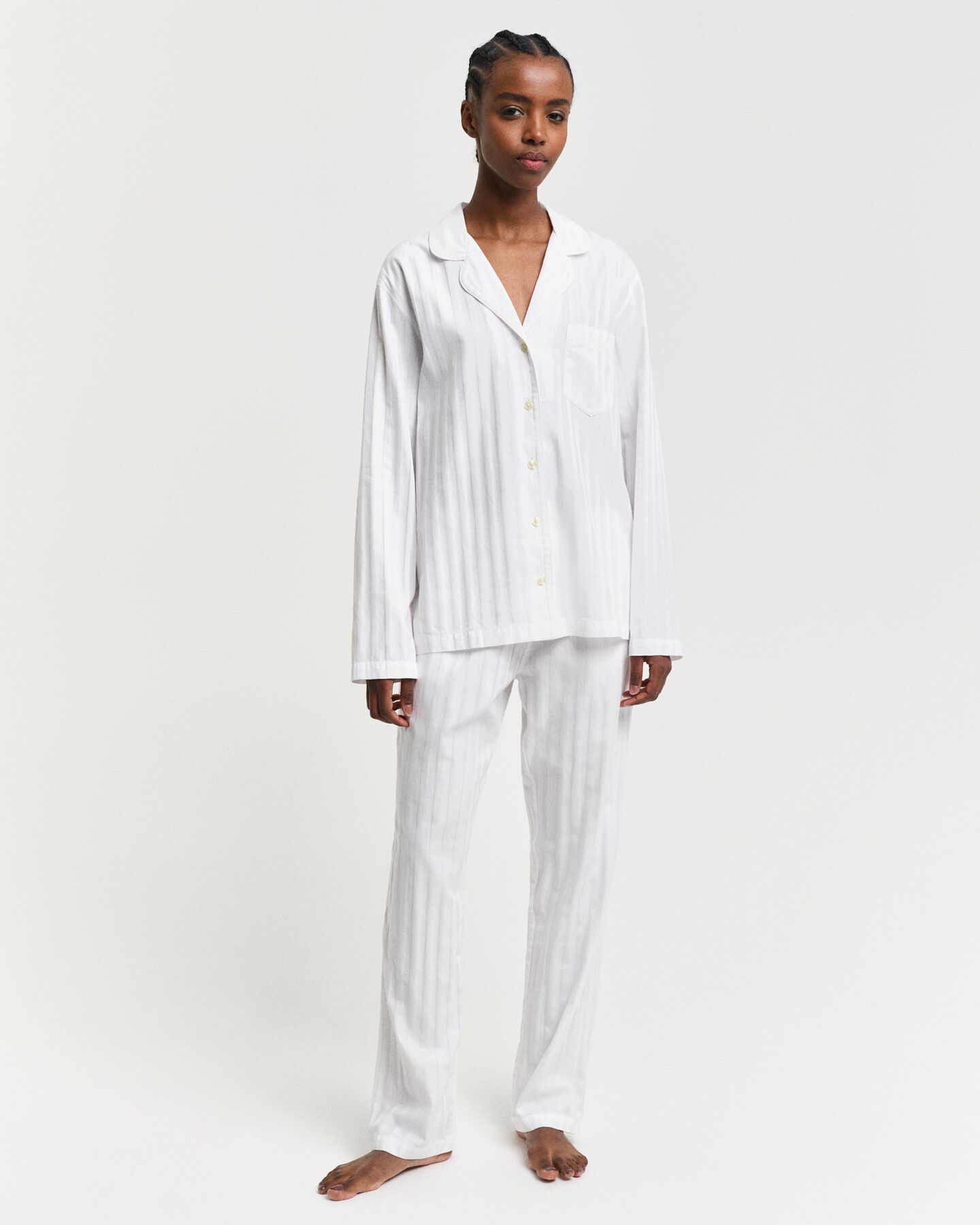 Raidallinen pyjama lahjapakkauksessa