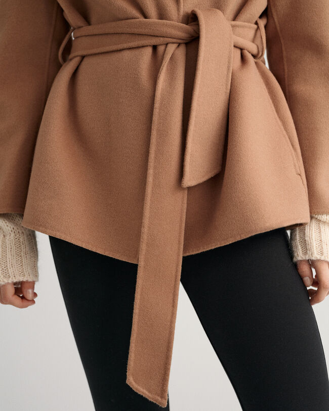 Käsin tikattu bleiseri vyöllä