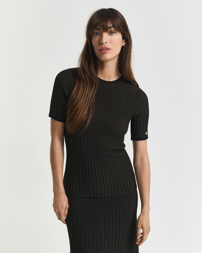 Lyhythihainen kontrastivärinen joustinneulepusero