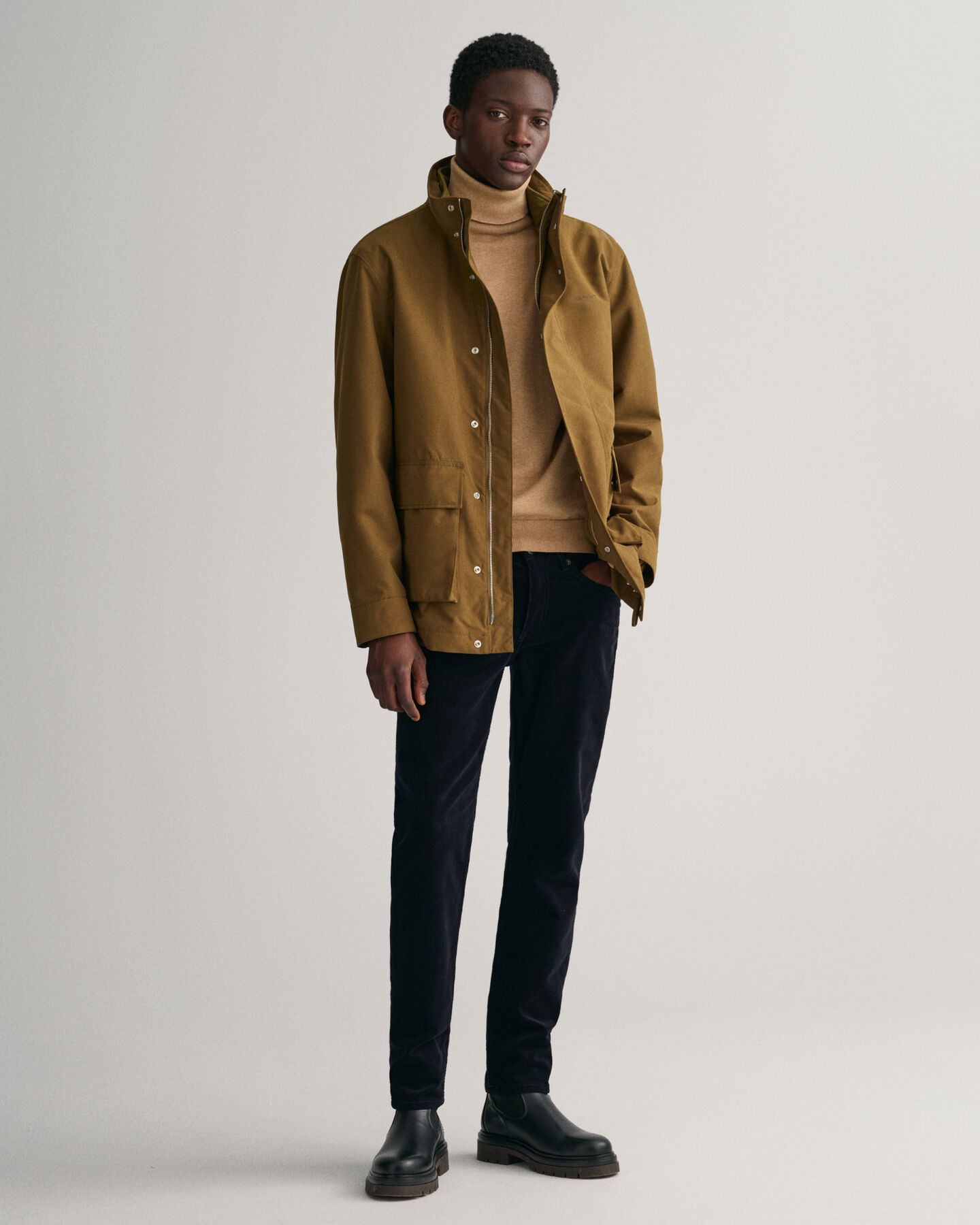 Slim fit ‑mitoitetut vakosamettifarkut