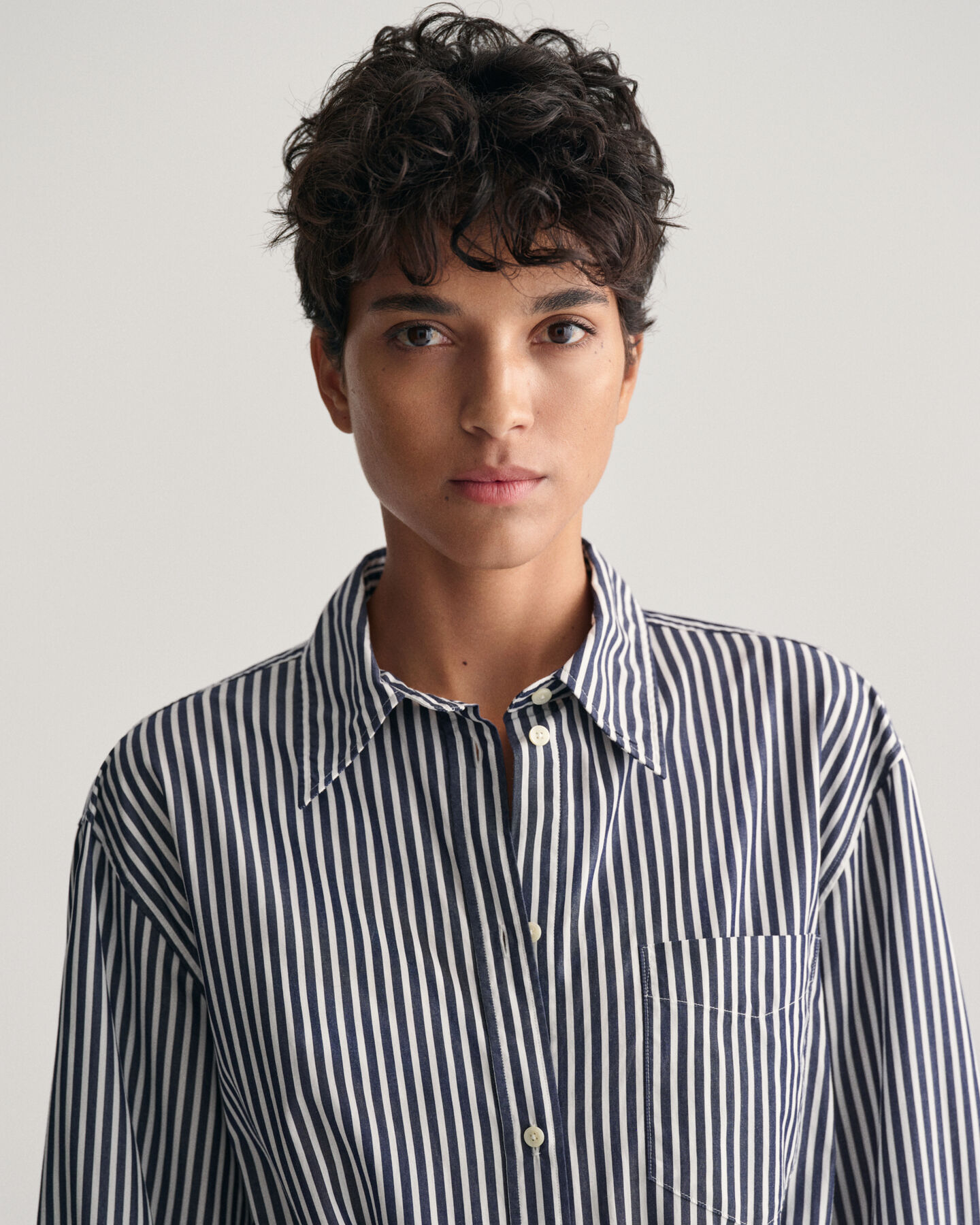 Popliinikankainen raidallinen paitamekko