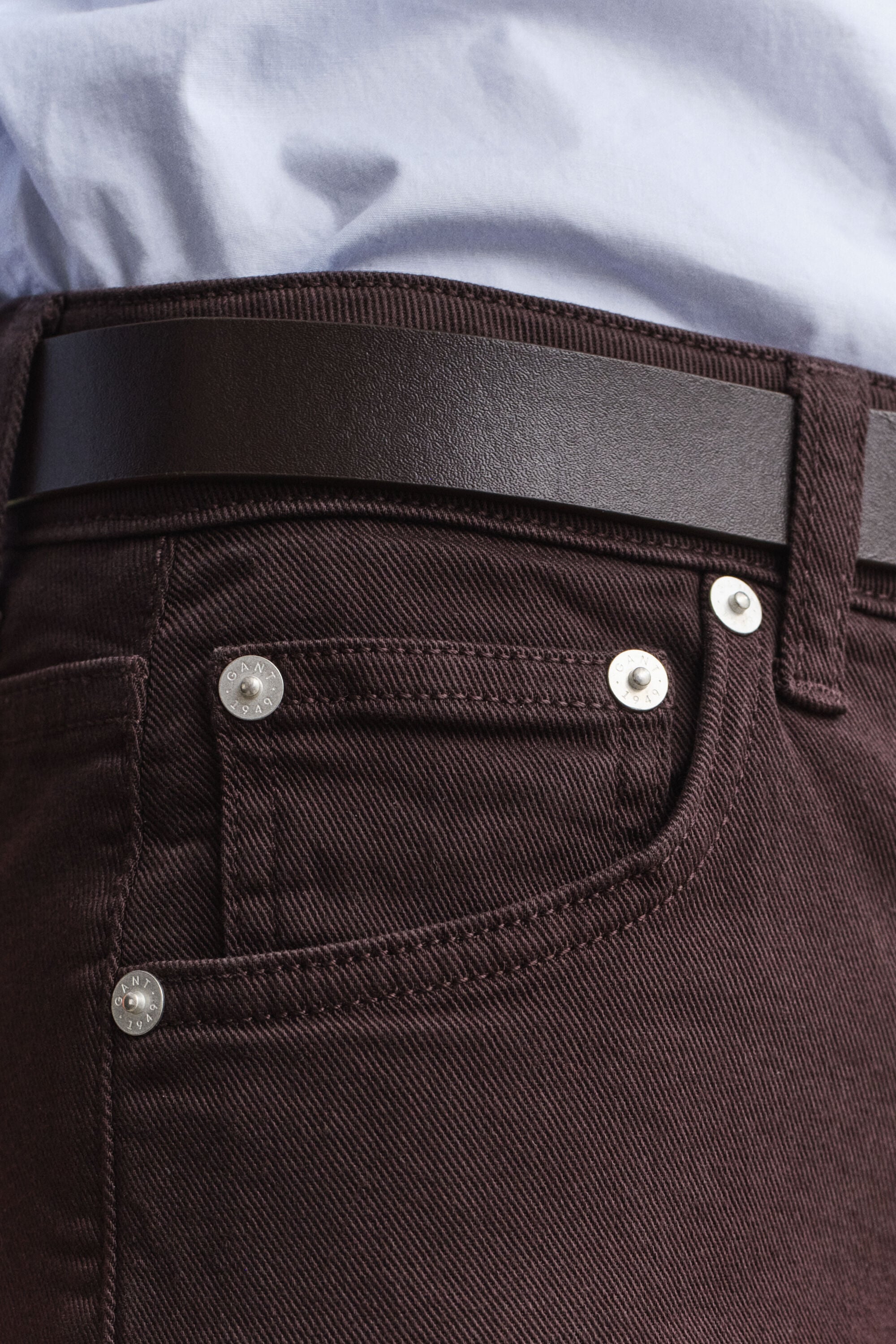 Levenevät slim fit -mitoitetut värjätyt farkut