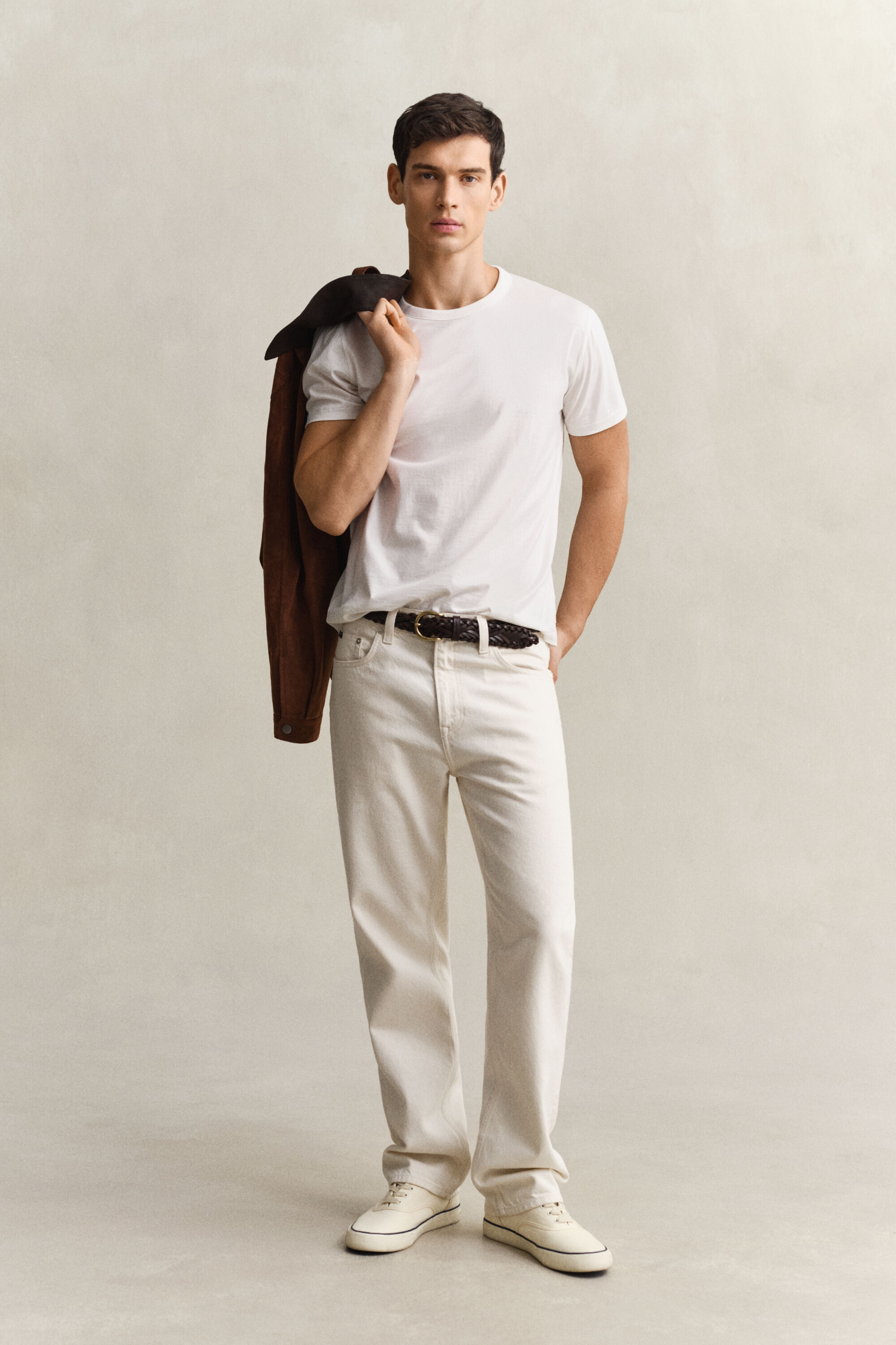 Luonnonväriset suorat farkut