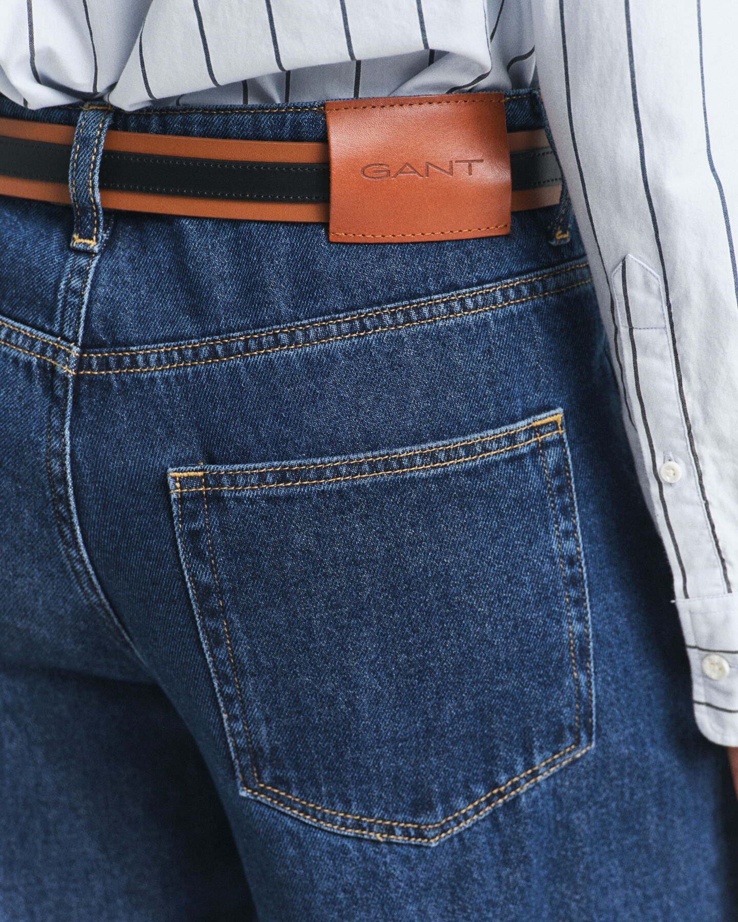 Matalavyötäröiset ja leveälahkeiset farkut