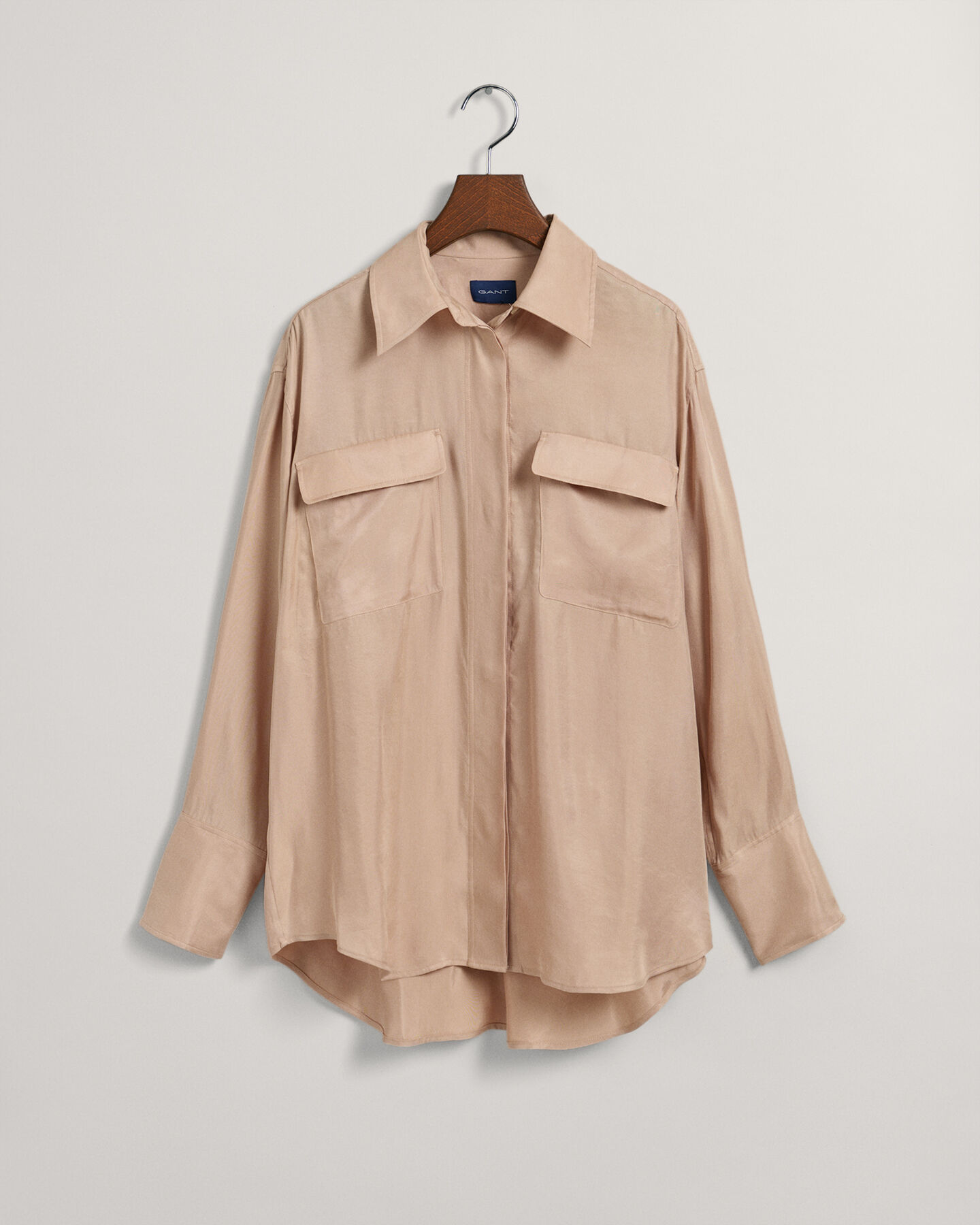 Relaxed fit ‑mitoitettu taskullinen paita