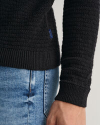 Kohopintainen puuvilla-pellavaneulepusero, jossa py&ouml;re&auml; p&auml;&auml;ntie