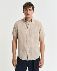 Regular&nbsp;fit ‑mitoitettu valmiina v&auml;rj&auml;tty lyhythihainen pellavapaita