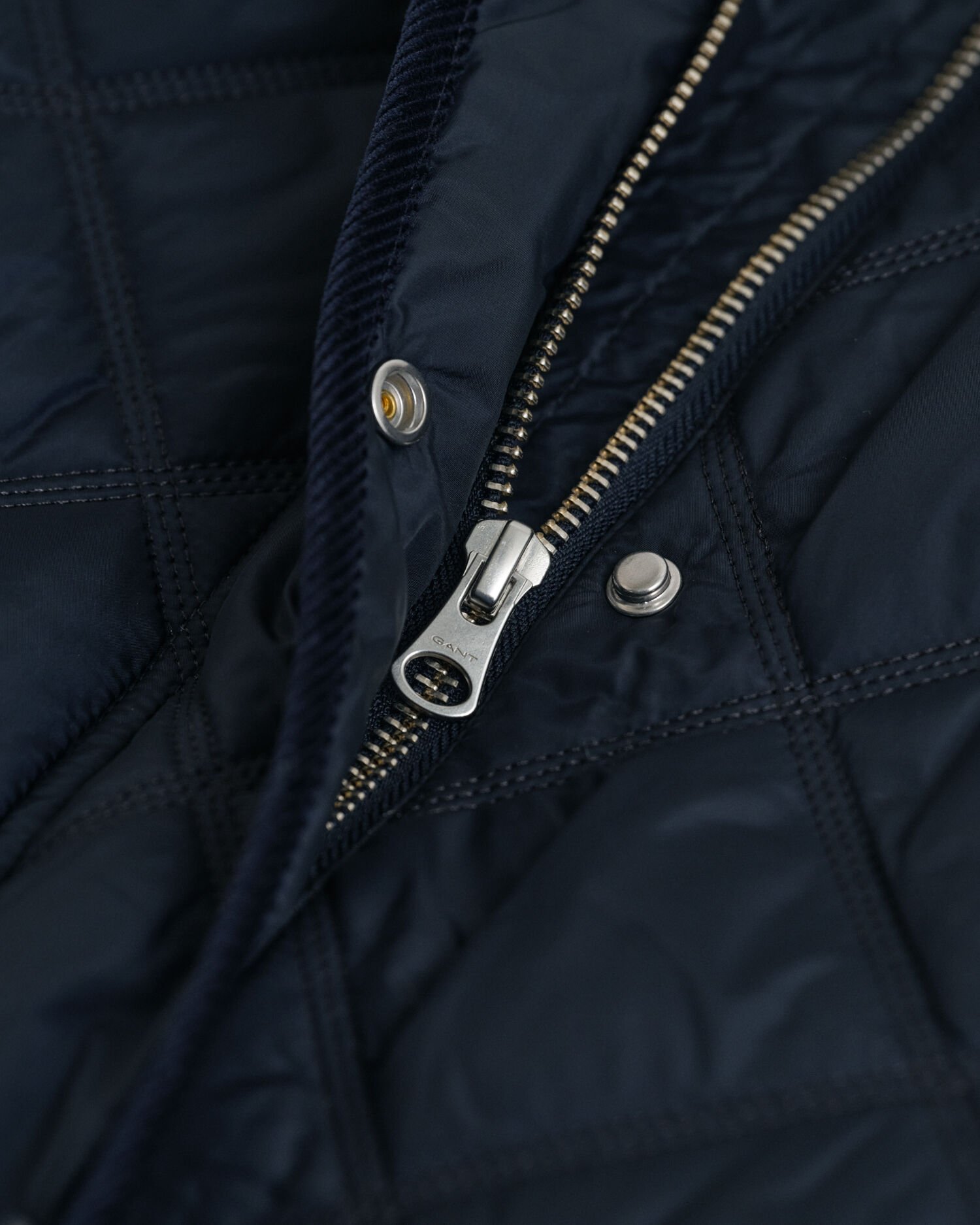 Vakosamettisomisteinen tikkitakki