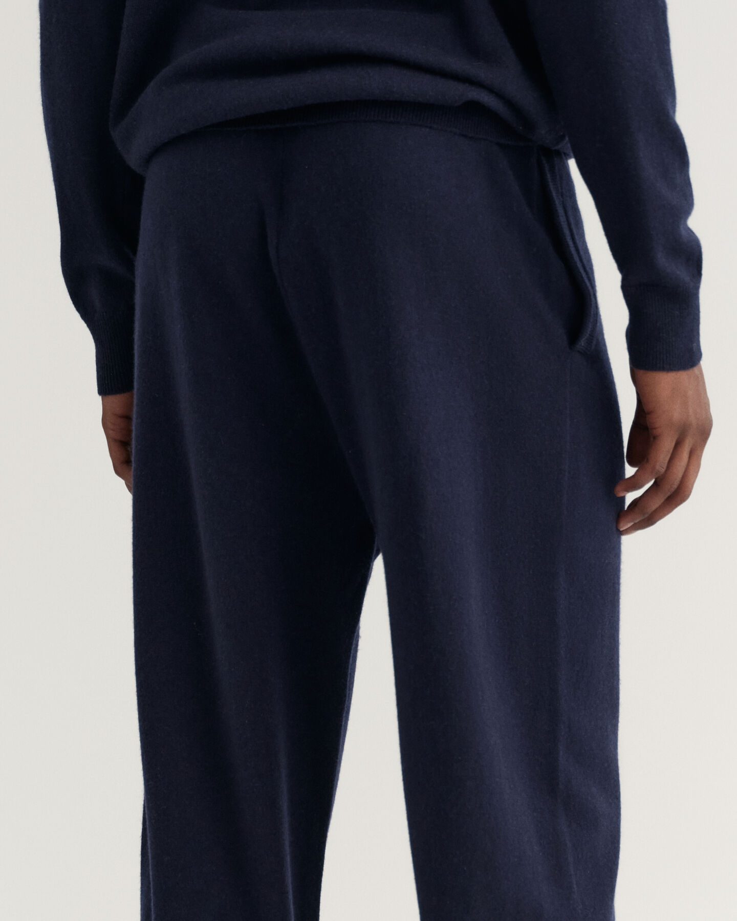 Neulotut collegehousut