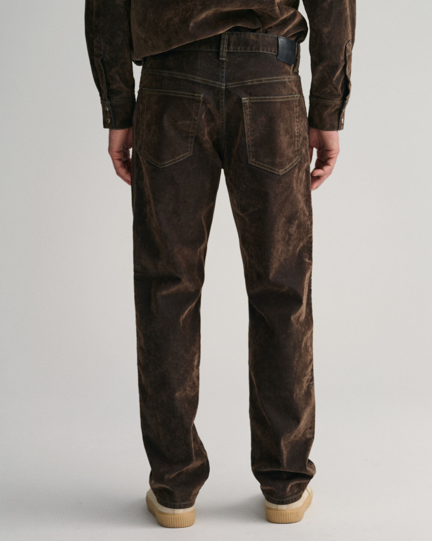 Relaxed&nbsp;fit ‑mitoitetut samettifarkut