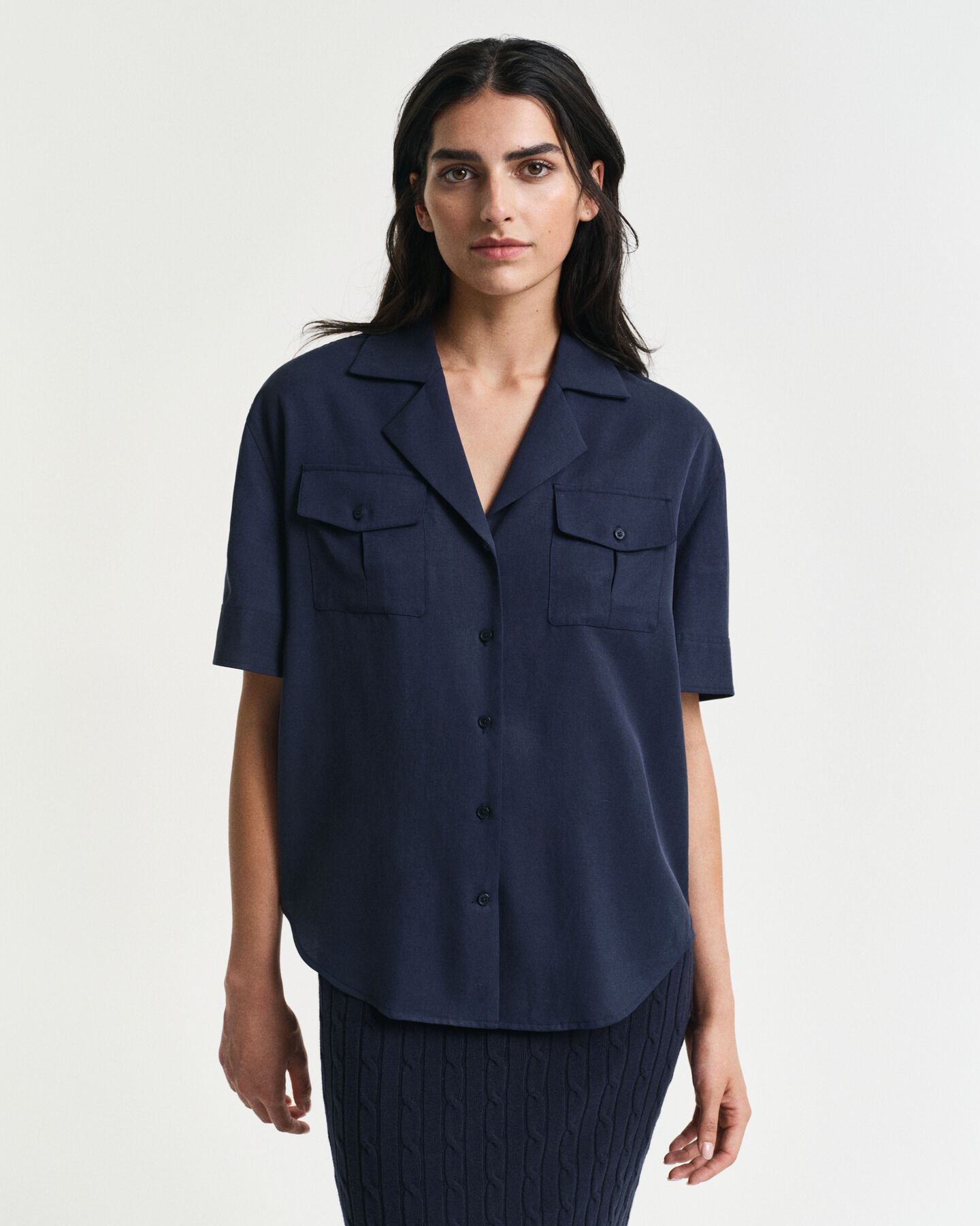 Relaxed fit ‑mitoitettu taskullinen paita