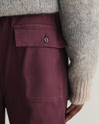 Laskostetut chinot ja vyö