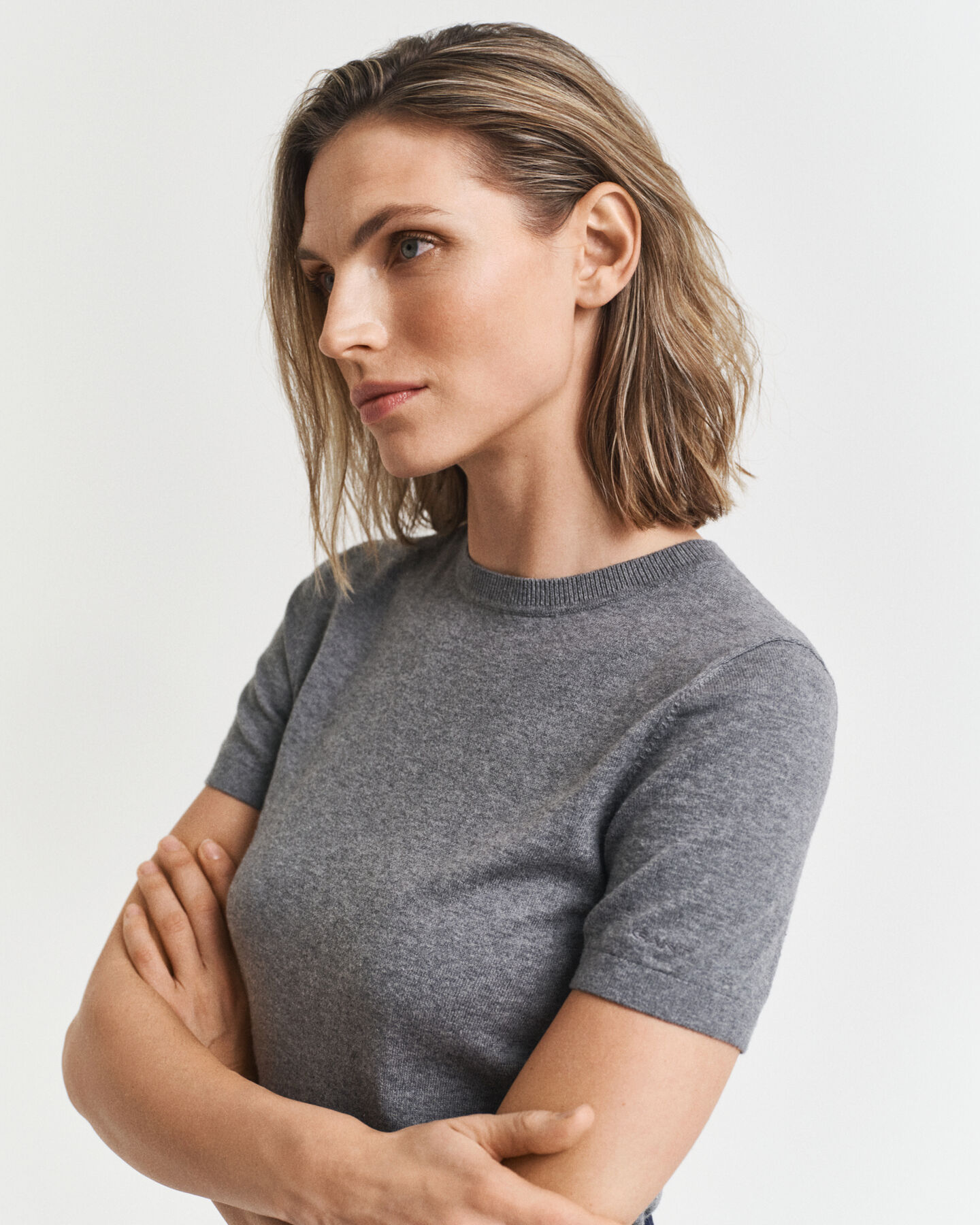 Kevyt lyhythihainen neulepusero, pyöreä pääntie