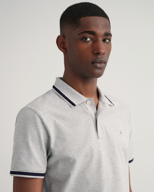 Kalanruotokuvioisilla raidoilla tyylitelty pikeepaita