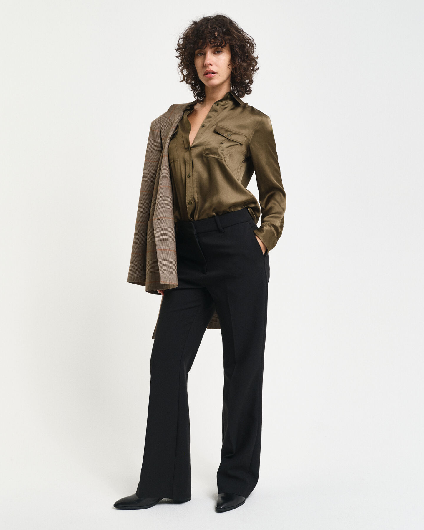 Regular fit ‑mitoitettu taskullinen paita