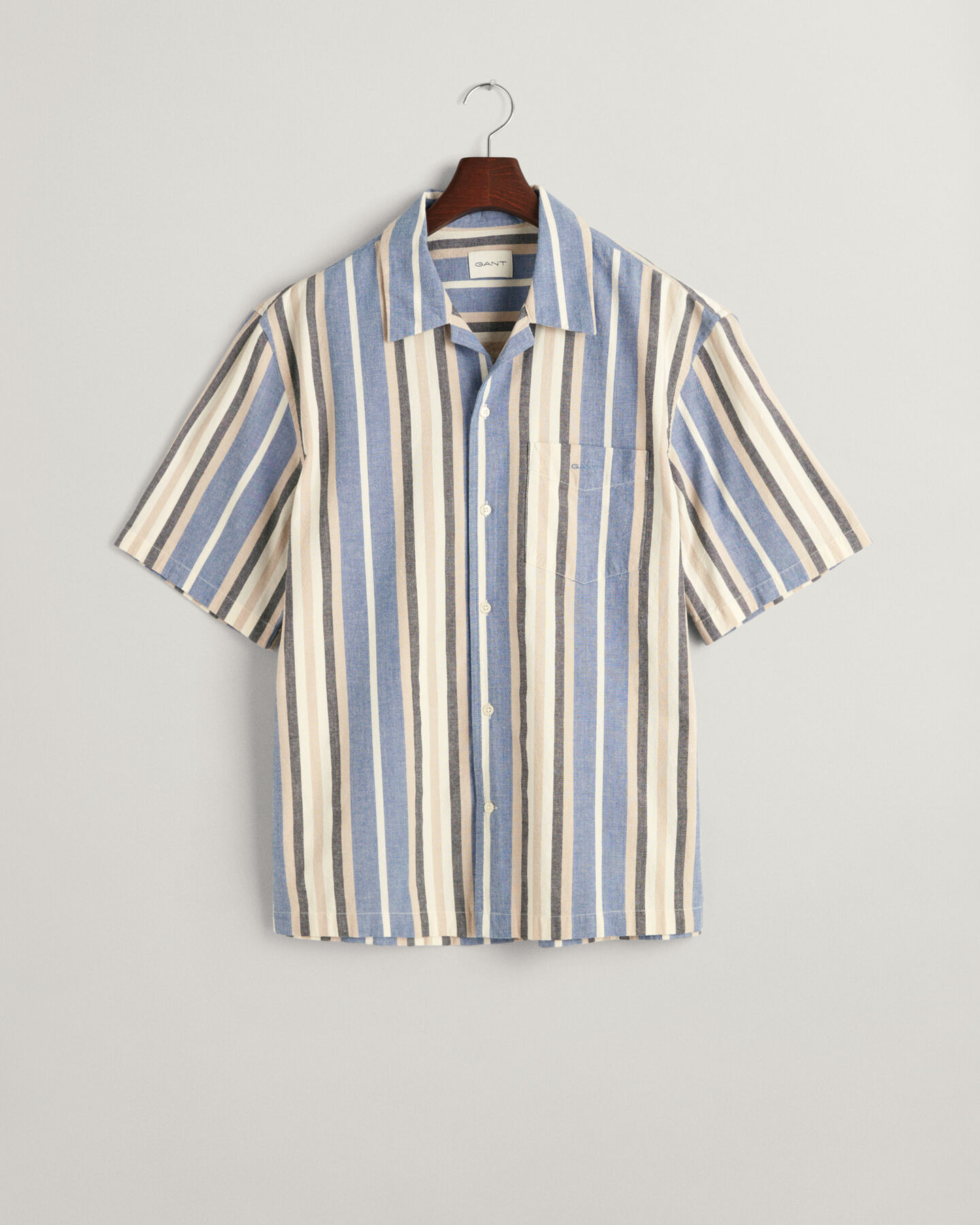 Relaxed&nbsp;fit ‑mitoitettu leve&auml;raitainen lyhythihainen paita