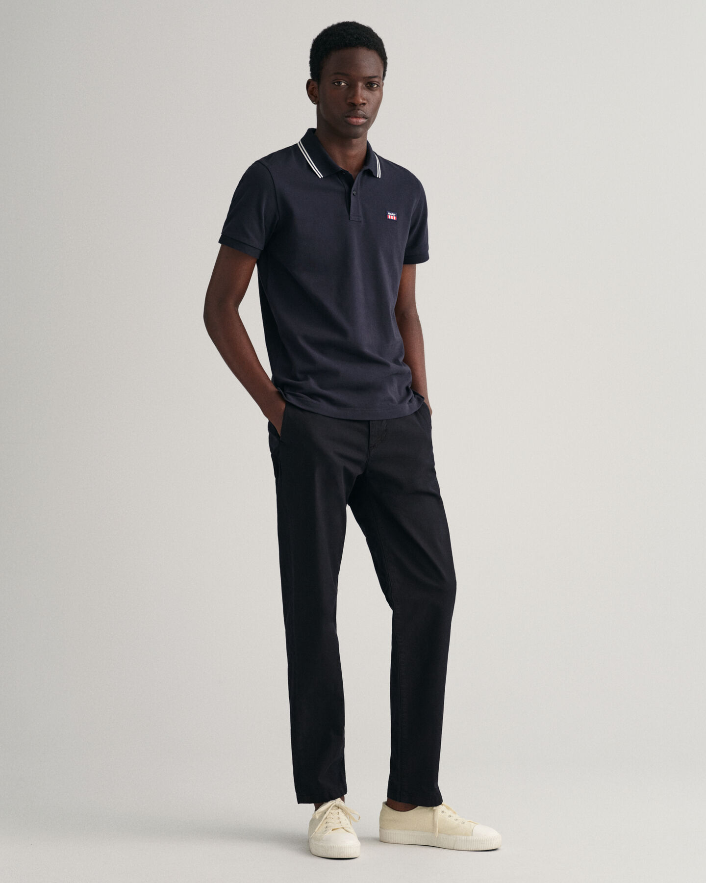 Pikeepaita, jossa raidallinen kaulus