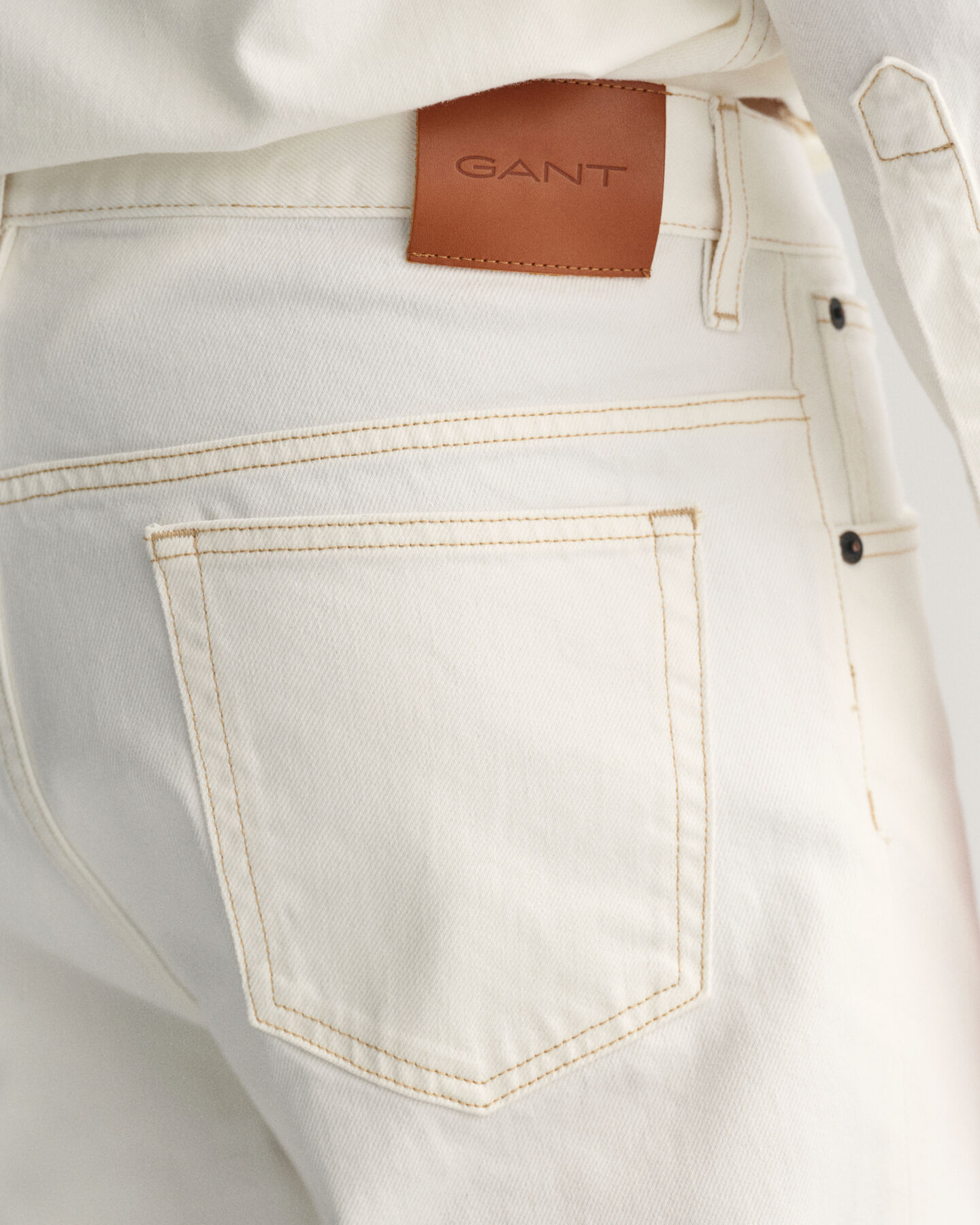 Loose fit ‑mitoitetut valkoiset farkut