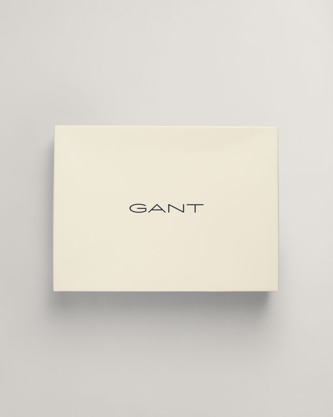 Teens-malliston pipo ja huivi lahjapakkauksessa