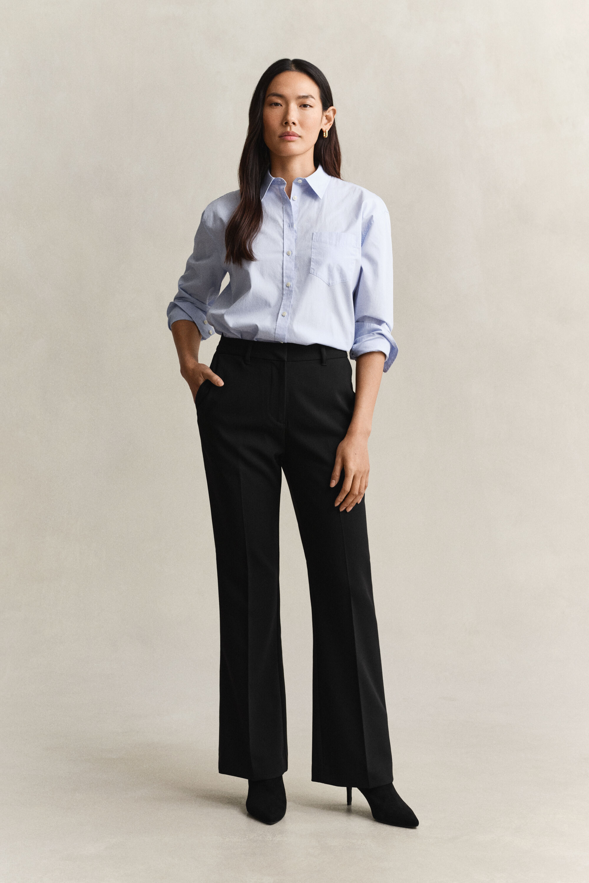 Slim fit ‑mitoitetut alaspäin levenevät housut