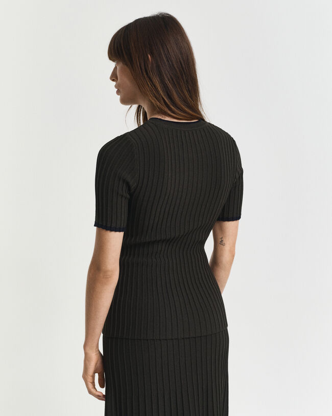 Lyhythihainen kontrastivärinen joustinneulepusero