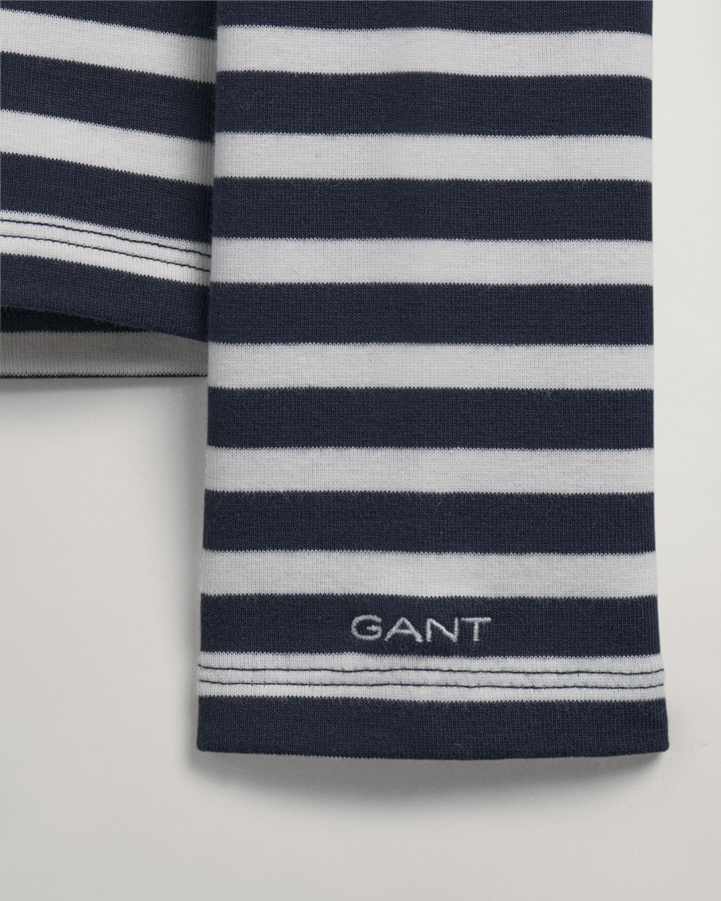 Pitk&auml;hihainen raidallinen t‑paita ribbineuloksesta