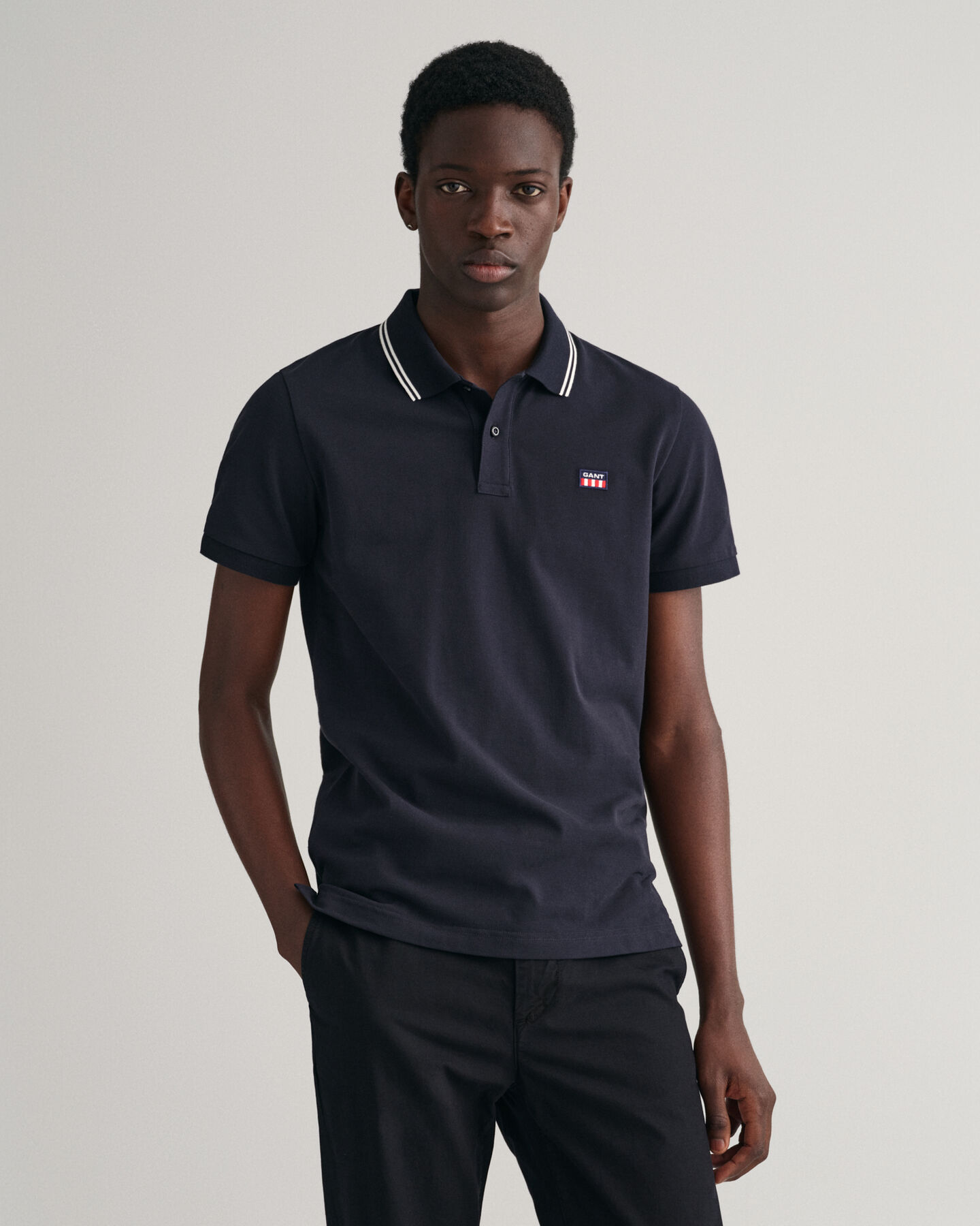 Pikeepaita, jossa raidallinen kaulus