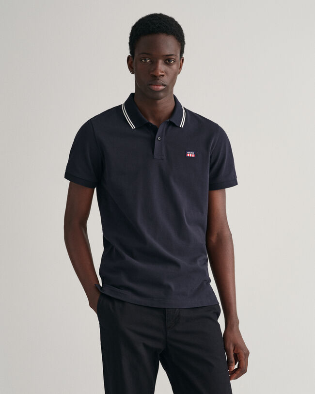 Pikeepaita, jossa raidallinen kaulus