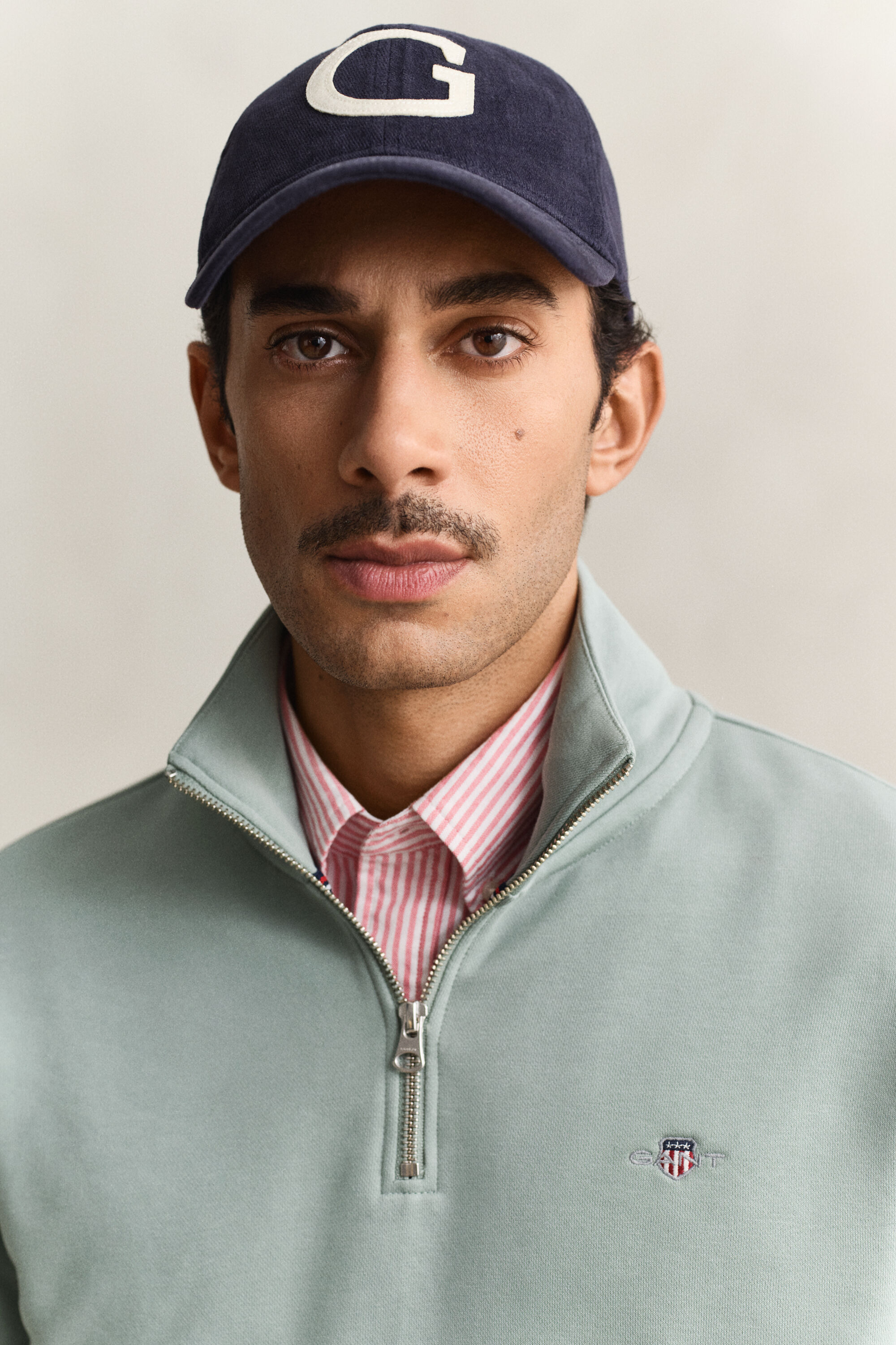 Shield‑collegepaita, jossa vetoketju pääntiellä