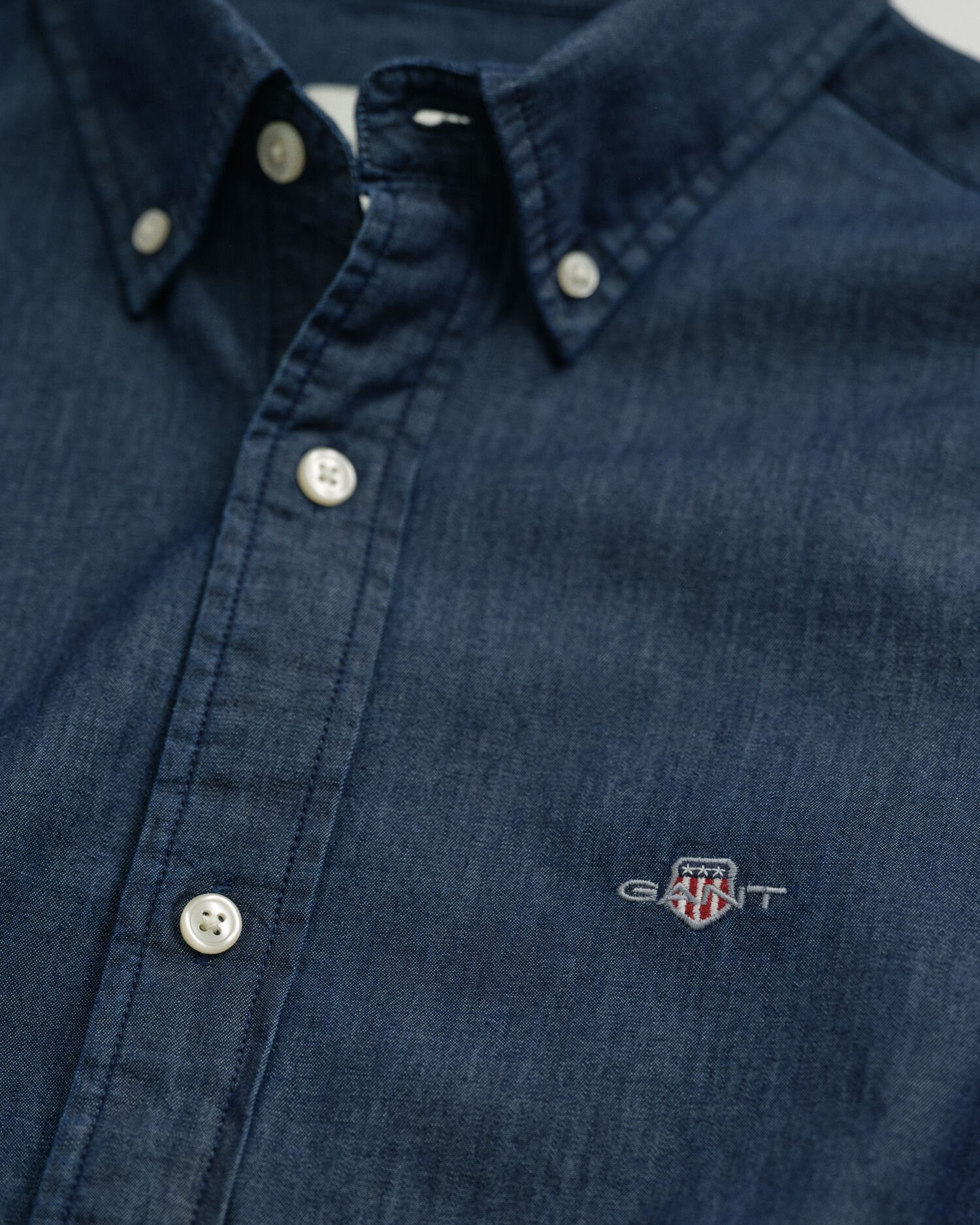 Slim fit ‑mitoitettu indigonsininen paita