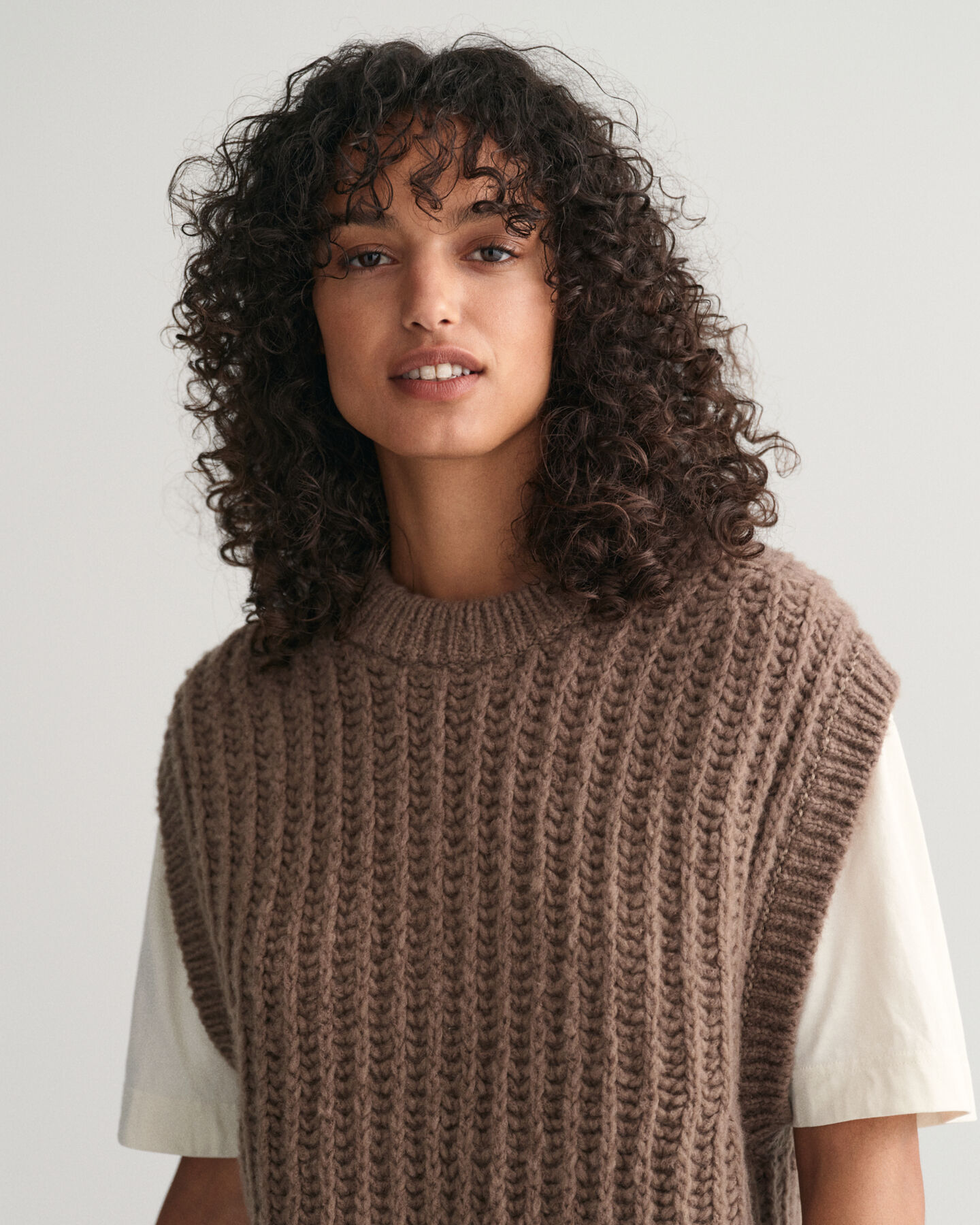 Villainen joustinneuleliivi