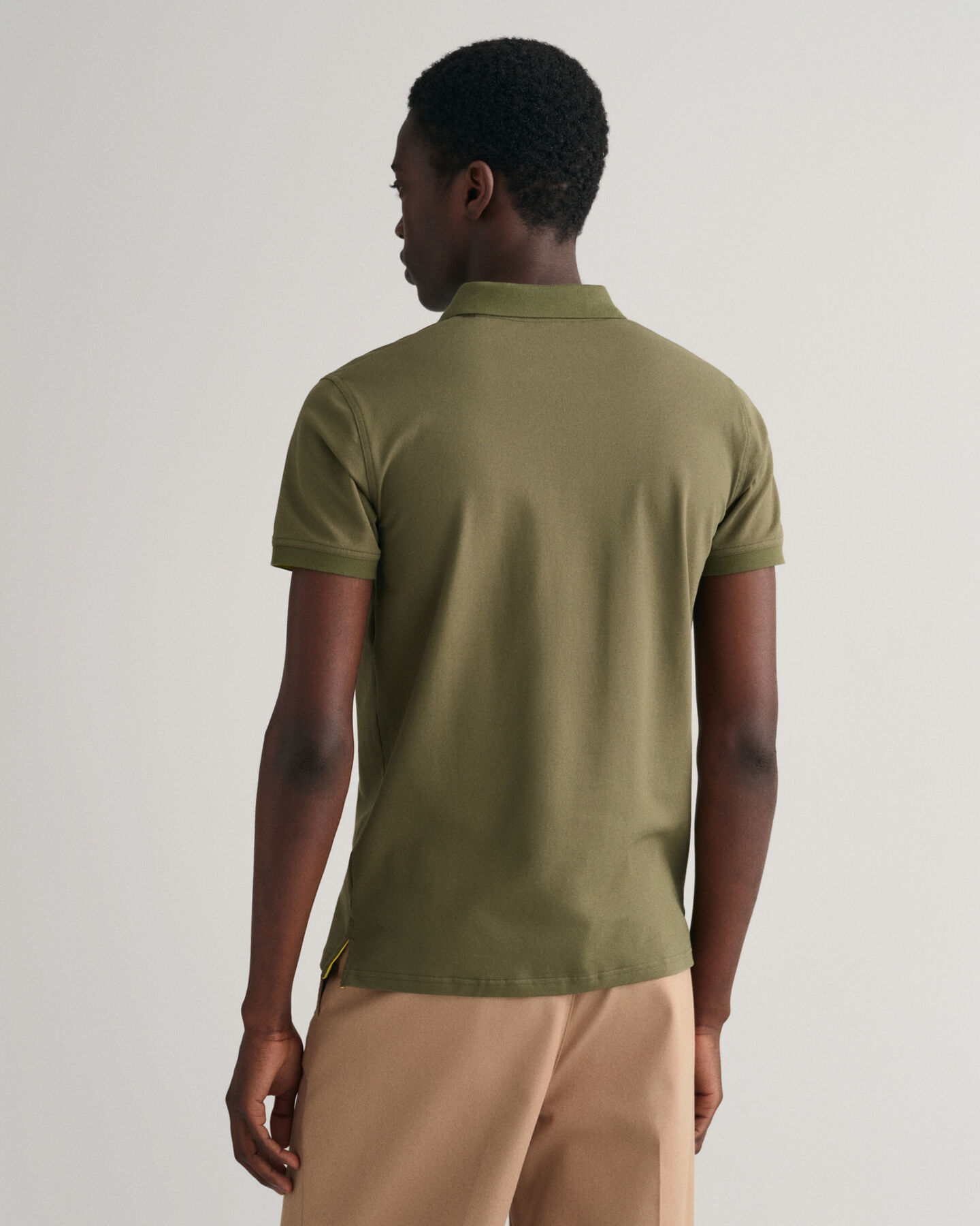 Pikeepaita kontrastiv&auml;risell&auml; kauluksella