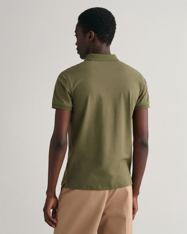 Pikeepaita kontrastiv&auml;risell&auml; kauluksella