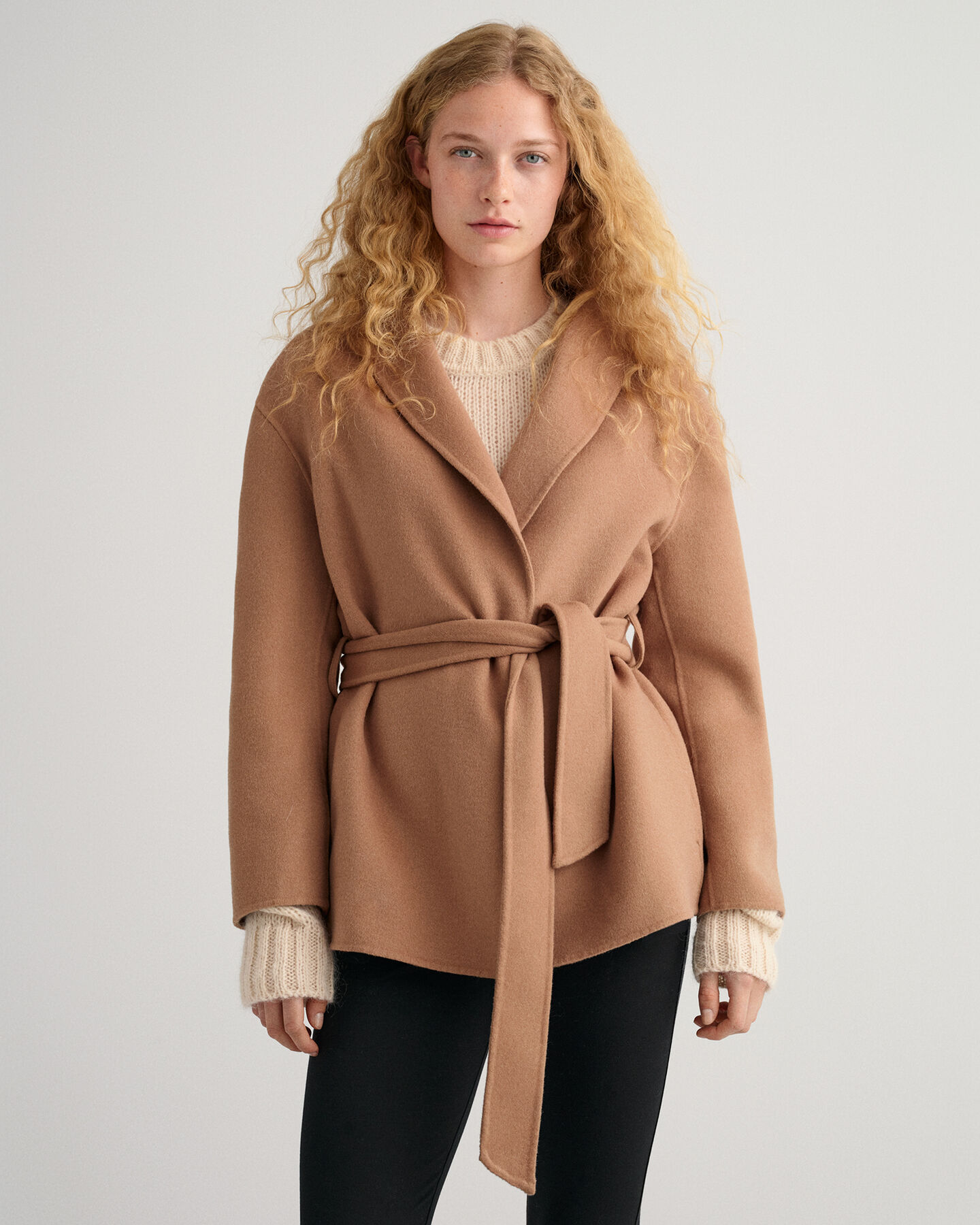 Käsin tikattu bleiseri vyöllä