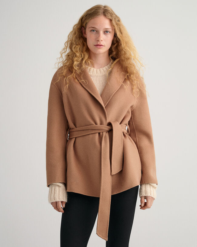 Käsin tikattu bleiseri vyöllä